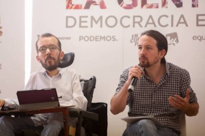 Echenique e Iglesias, durante el acto en el que persiguieron a Aznar