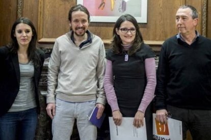 Iglesias y Oltra, en el centro de la imagen, junto a Montero y Balldoví