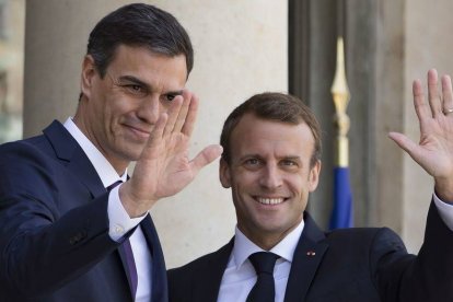 Pedro Sánchez en París junto a Macron, en su primer viaje oficial como presidente del Gobierno.