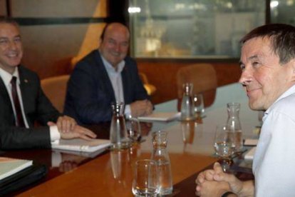 Urkullo, Ortuzar y Otegi, en un encuentro entre PNV y EH BIldu