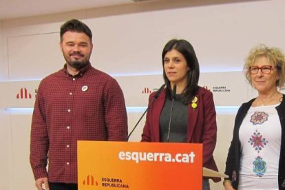 Rufián y a su derecha, la portavoz de Esquerra, Marta Vilalta.