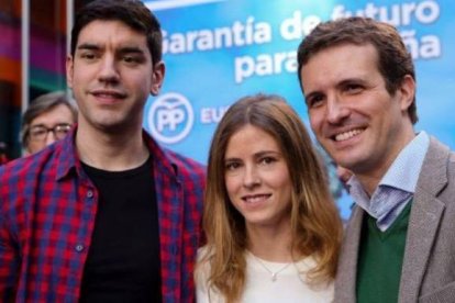 Beatriz Fanjul, en un acto del PP, junto a Pablo Casado.