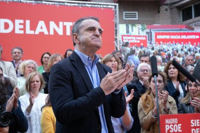 Franco y los socialistas madrileños aplaudiendo a Rubalcaba.