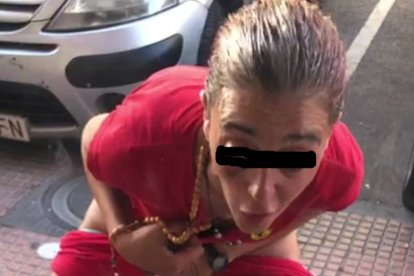 La protagonista de la escena, orinando en plena calle antes de atacar a patadas un establecimiento