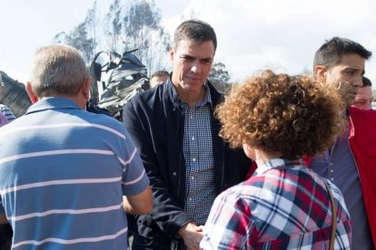 Sánchez, en una zona quemada de Galicia en 2017 saludando a afectados