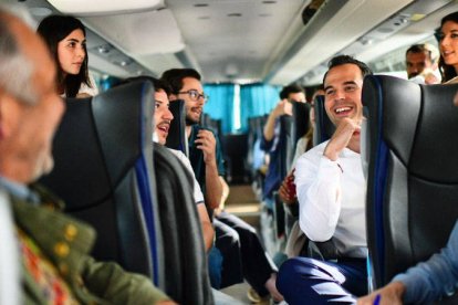 Aguado, con los periodistas de la caravana que cubre su campaña.