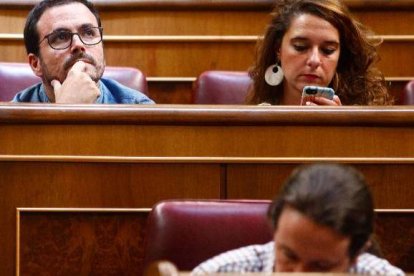 Garzón, tras Iglesias, en el pleno de investidura de Sánchez.