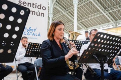 María José Catalá tocándo el clarinete en el Mercado de Colón.