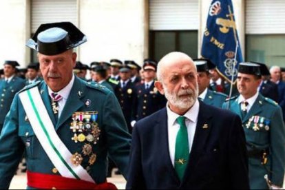 El general Pedro Garrido, este miércoles, junto al director del Cuerpo, Féliz Azón.