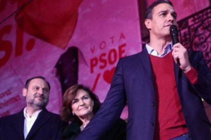 Sánchez, pidiendo a los asistentes a la calle Ferraz que le dejaran hablar, en la noche del domingo.