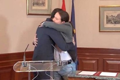 Sánchez e Iglesias en su abrazo de este martes.