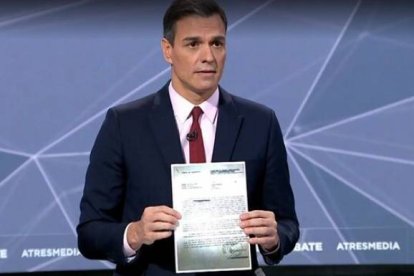 Sánchez, en un debate electoral, con un documento para criminalizar a Vox.