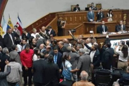 Momento de la trifulca de los chavistas a Maroto y la delegación de parlamentarios del PP.