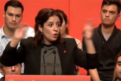 Adriana Lastra durante el mitin, gesticulando.