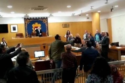 Momento de la bronca en la Asamblea de Ceuta.