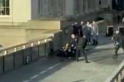 Momento en el que ciudadanos anónimos y la Policías reducen al terrorista del Puente de Londres.