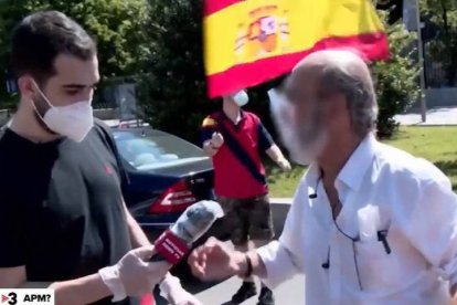 Un reportero de APM y un manifestante de Vox