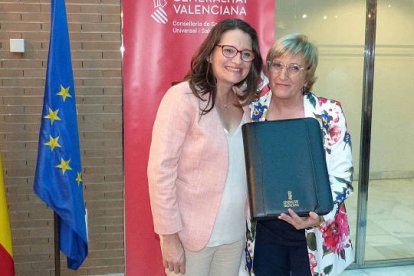 Mónica Oltra y Ana Barceló durante la toma de posesión de la consellera de Sanidad.