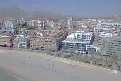 La playa de Benidorm con el menseja ¡Quédate en casa!