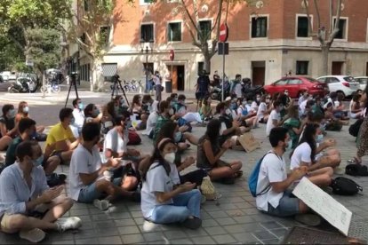 Manifestación de los MIR frente a la Conselleria de Sanidad.