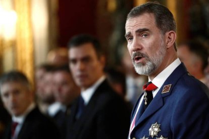 El Rey Felipe, con Pedro Sánchez al fondo, el pasado enero