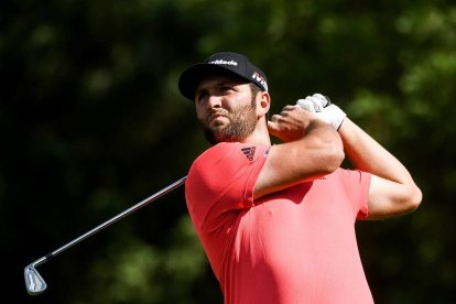 Golpe de Jon Rahm en un torneo de golf.