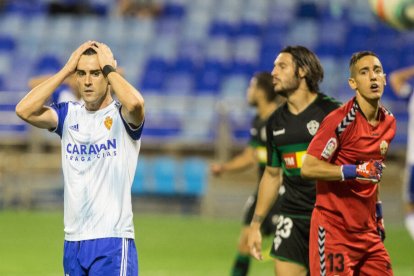 Un jugador del Zaragoza se lamenta por una ocasión fallada ante el Elche.