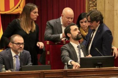 Roger Torrent y los miembros de la Mesa del Parlamento de Cataluña.