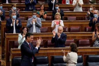 Sánchez, este miércoles, agasajado por sus diputados.