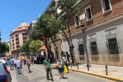 Concentración en Valencia frente al cuartel de Patraix