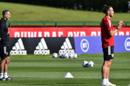 Bale, entrenando con la selección de Gales a las órdenes de Giggs.