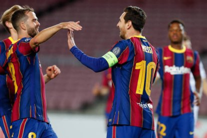 Messi, celebrando el gol de penalti que ayer consiguió ante el Dynamo de Kiev.