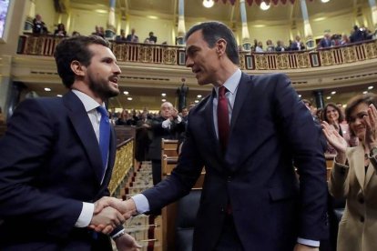 Casado felicitando a Sánchez hace un año, tras ser investido presidente.