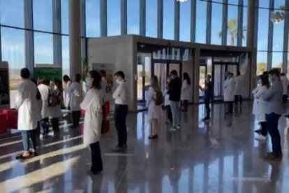 Trabajadores del Hospital de Torrevieja dan la espalda a Barceló