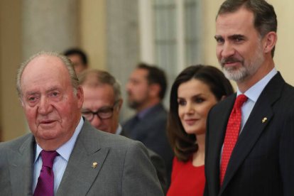 Don Juan Carlos, Doña Letizia y Don Felipe.