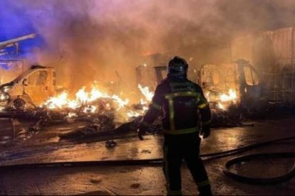 Un bombero observa las llamas en Alcalá de Henares.