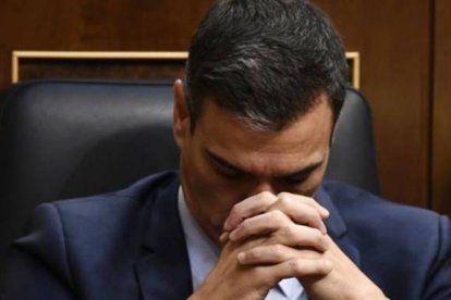 Pedro Sánchez, meditando en su escaño.