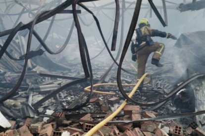 La nave de La Jijonenca ha quedado arrasada por las llamas