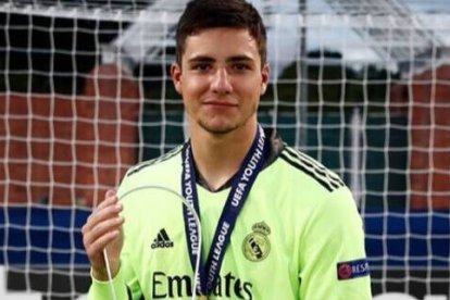 Lucas Cañizares, con el trofeo de la Youth League.