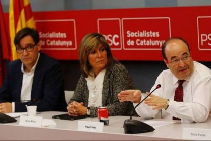 La presidenta del PSC, Nuria Marín, entre Illa e Iceta.