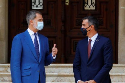 Felipe VI junto a Pedro Sánchez.