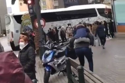 Aficionados del Real Madrid recibiendo al equipo en Alcoy