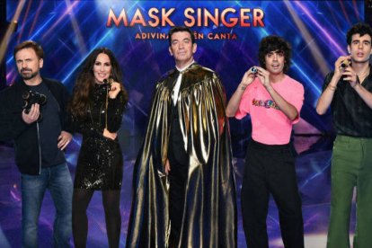 Los innvetigadores de Mask Singer, junto a Arturo Valls