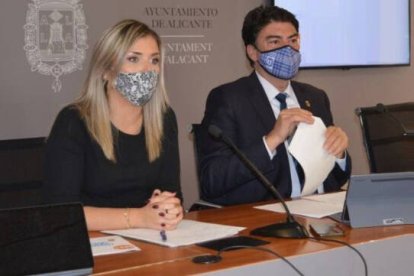 La vicealcaldesa de Alicante, Mª Carmen Sánchez, y el alcalde, Luis Barcala