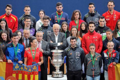 Juan Roig junto a deportistas en la presentación del proyecto FER+.