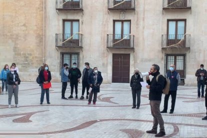 Cada último miércoles de mes la plataforma se concentra en la plaza de Baix de Elche