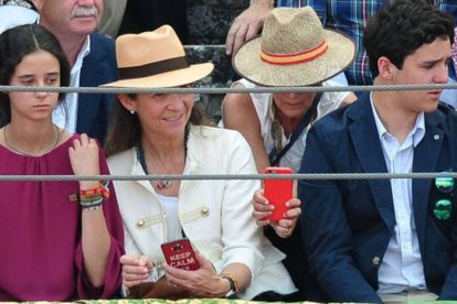 Victoria Federica y Froilán, con la Infanta Elena en 2017