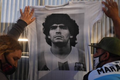 Hinchas argentinos, con una camiseta de Maradona, aguardaban su recuperación.