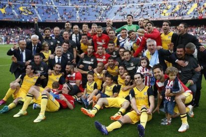 La plantilla del Atlético de Madrid, celebrando el triunfo liguero en el Nou Camp en la temporada 2013-14.