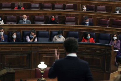 Casado ante Sánchez y varios ministros.